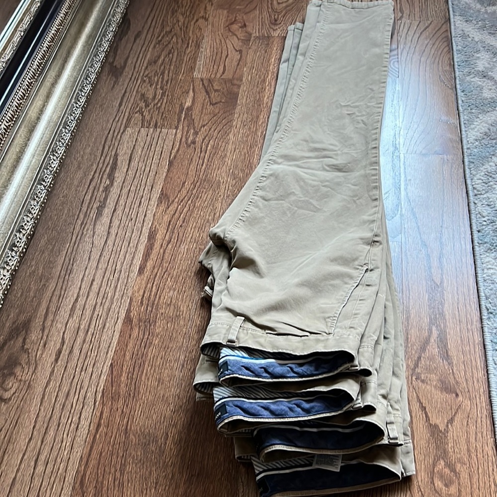4 pair of Banana Republic Fulton Chinos. 31x30.  Measured approximately 31x29